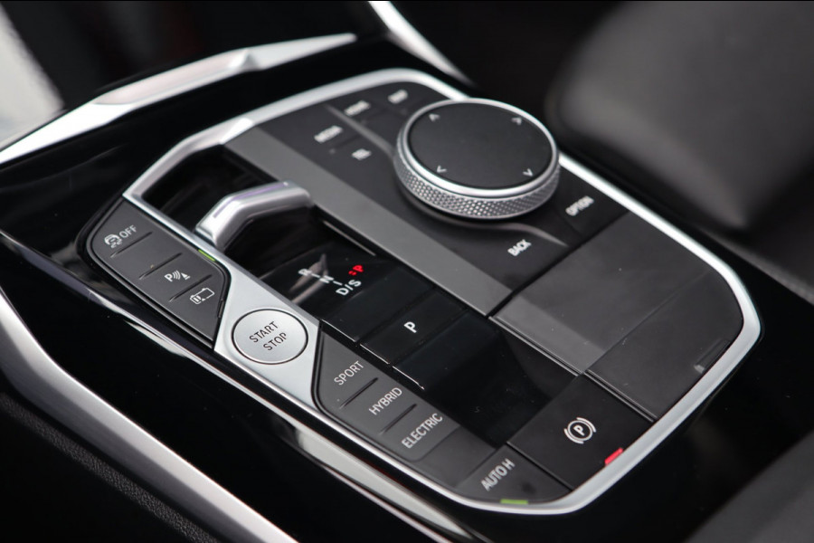 BMW 3 Serie Touring 320e / PANODAK / KEYLESS / CAMERA / CARPLAY / ELEK TREKHAAK / STOELVERW