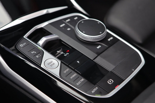 BMW 3 Serie Touring 320e / PANODAK / KEYLESS / CAMERA / CARPLAY / ELEK TREKHAAK / STOELVERW