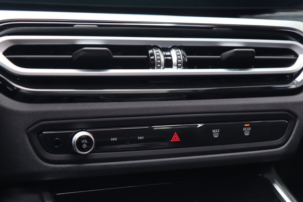 BMW 3 Serie Touring 320e / PANODAK / KEYLESS / CAMERA / CARPLAY / ELEK TREKHAAK / STOELVERW