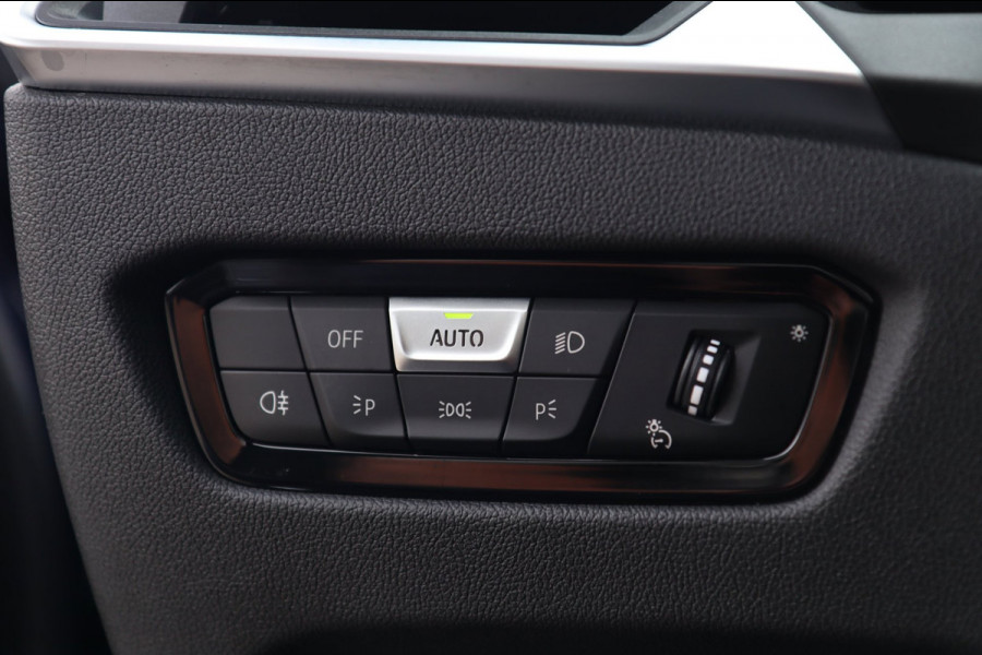 BMW 3 Serie Touring 320e / PANODAK / KEYLESS / CAMERA / CARPLAY / ELEK TREKHAAK / STOELVERW