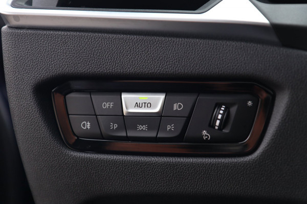 BMW 3 Serie Touring 320e / PANODAK / KEYLESS / CAMERA / CARPLAY / ELEK TREKHAAK / STOELVERW