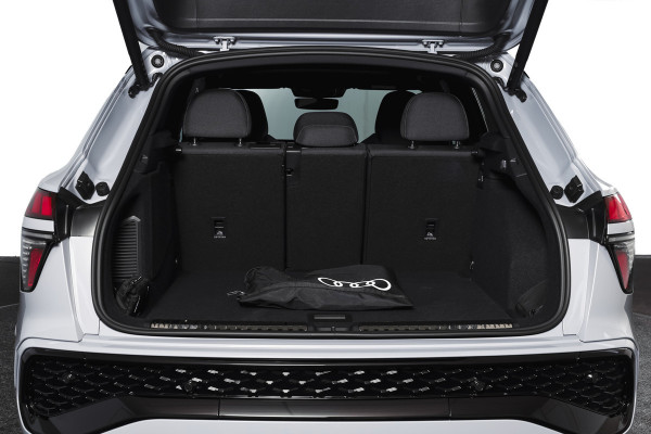 Audi Q3 1.5 e-hybrid 272 PK S edition | S/K-Panodak | Elek. Trekhaak | Tech Pack Plus | Adapt. Cruise | Stoel-+Stuurverw. | Camera | NAV+App. Connect | Elek. Klep | LM 20" | 7257