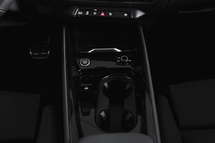 Audi Q3 1.5 e-hybrid 272 PK S edition | S/K-Panodak | Elek. Trekhaak | Tech Pack Plus | Adapt. Cruise | Stoel-+Stuurverw. | Camera | NAV+App. Connect | Elek. Klep | LM 20" | 7257