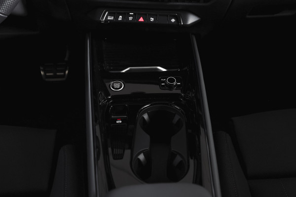 Audi Q3 1.5 e-hybrid 272 PK S edition | S/K-Panodak | Elek. Trekhaak | Tech Pack Plus | Adapt. Cruise | Stoel-+Stuurverw. | Camera | NAV+App. Connect | Elek. Klep | LM 20" | 7257