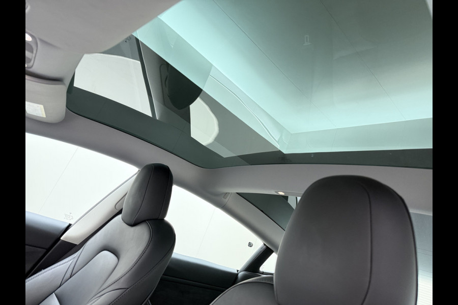 Tesla Model 3 Long Range RWD 75 kWh SOH 93% Warmtepomp Panoramadak Navi Camera's Leder Memory Stuur+Stoelverwarming Traffic-Aware Cruise Control AMD Ryzen™ Elek.Achterklep Led