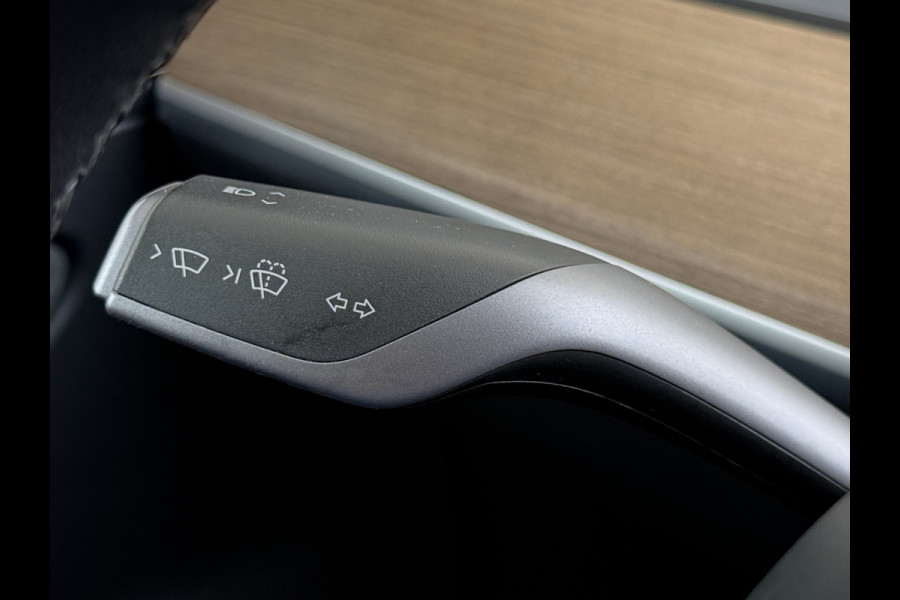 Tesla Model 3 Long Range RWD 75 kWh SOH 93% Warmtepomp Panoramadak Navi Camera's Leder Memory Stuur+Stoelverwarming Traffic-Aware Cruise Control AMD Ryzen™ Elek.Achterklep Led