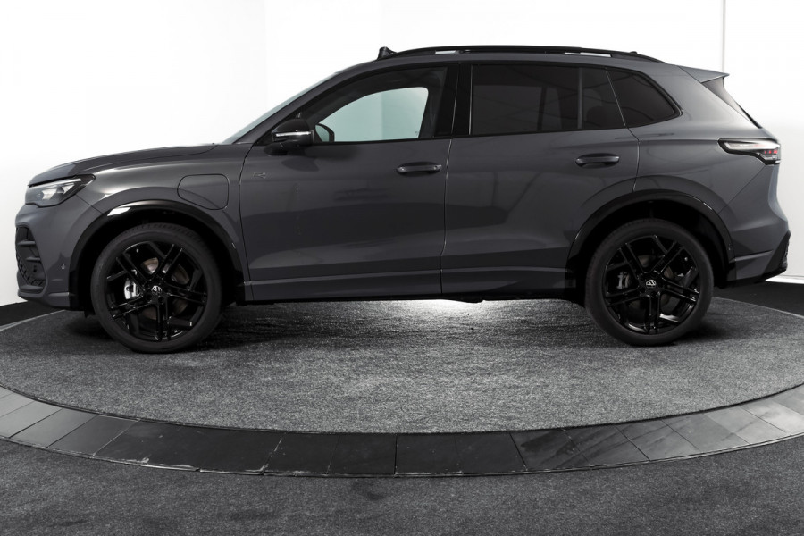 Volkswagen Tiguan 1.5 eHybrid 272PK R-Line Edition | Black Style | 15 inch Navi | Elek. Trekhaak | IQ Light | S/K-Panodak | Dig. Cockpit | Adapt. Cruise | Stoel-+Stuurverw. | 360 Camera | NAV + App. Connect | ECC | Elek. Klep | LM 20" | 4393