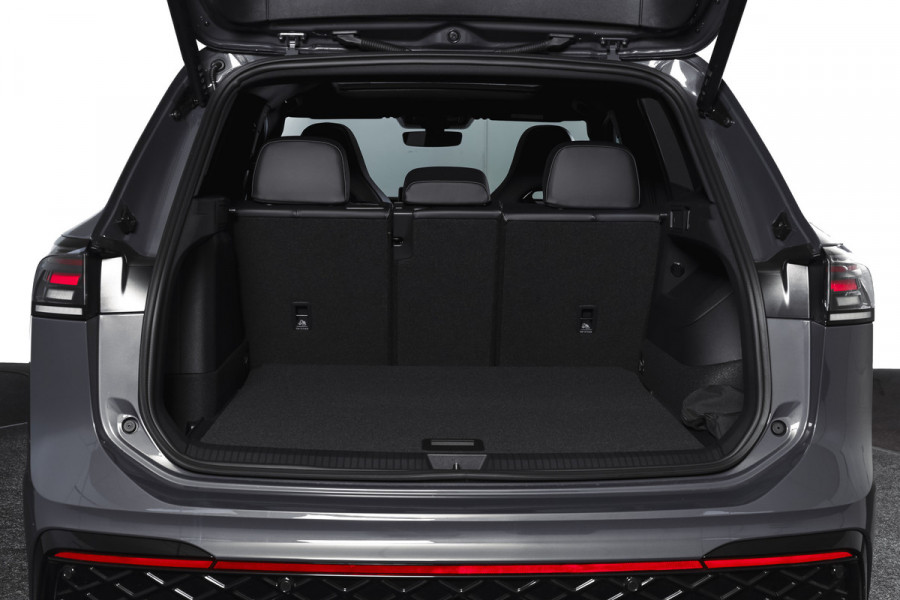 Volkswagen Tiguan 1.5 eHybrid 272PK R-Line Edition | Black Style | 15 inch Navi | Elek. Trekhaak | IQ Light | S/K-Panodak | Dig. Cockpit | Adapt. Cruise | Stoel-+Stuurverw. | 360 Camera | NAV + App. Connect | ECC | Elek. Klep | LM 20" | 4393