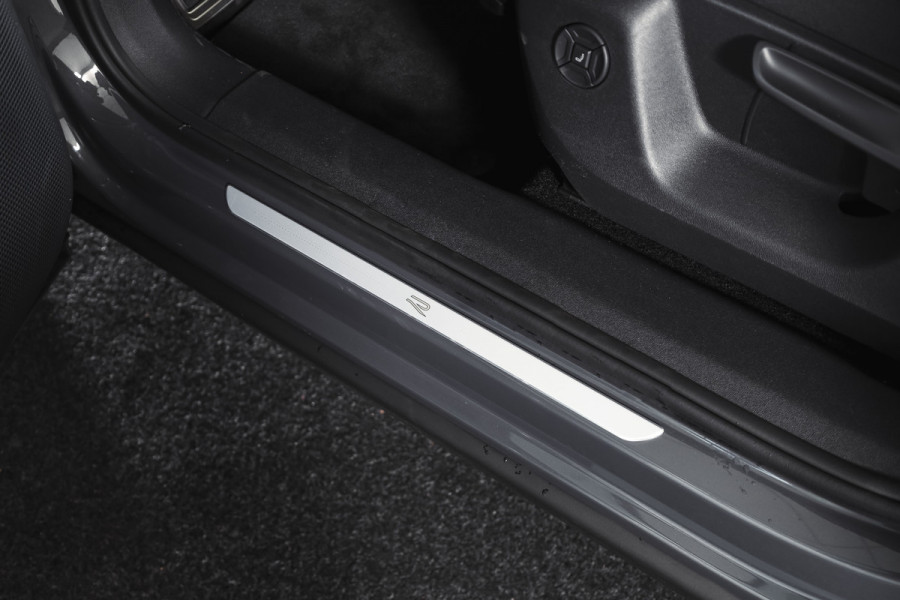 Volkswagen Tiguan 1.5 eHybrid 272PK R-Line Edition | Black Style | 15 inch Navi | Elek. Trekhaak | IQ Light | S/K-Panodak | Dig. Cockpit | Adapt. Cruise | Stoel-+Stuurverw. | 360 Camera | NAV + App. Connect | ECC | Elek. Klep | LM 20" | 4393