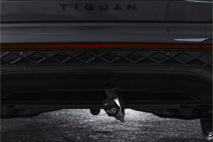 Volkswagen Tiguan 1.5 eHybrid 272PK R-Line Edition | Black Style | 15 inch Navi | Elek. Trekhaak | IQ Light | S/K-Panodak | Dig. Cockpit | Adapt. Cruise | Stoel-+Stuurverw. | 360 Camera | NAV + App. Connect | ECC | Elek. Klep | LM 20" | 4393