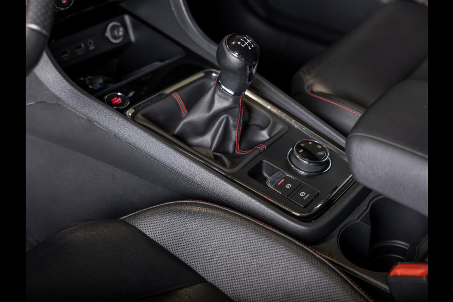 Seat Ateca 1.5 TSI FR Business Intense 150pk / Achteruitrijcamera / Trekhaak / Adaptieve cruise control / Lederen bekleding / Beats audio / Stoelverwarming / Navigatie / Apple carplay /