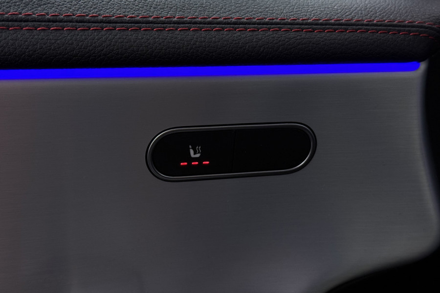 Mercedes-Benz CLA-Klasse 200 Business Solution AMG (PANORAMADAK, STOELVERWARMING, SFEERVERLICHTING, CAMERA, CRUISE CONTROL)