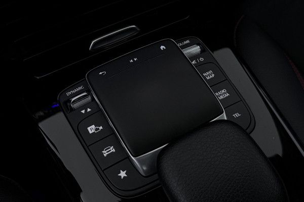 Mercedes-Benz CLA-Klasse 200 Business Solution AMG (PANORAMADAK, STOELVERWARMING, SFEERVERLICHTING, CAMERA, CRUISE CONTROL)