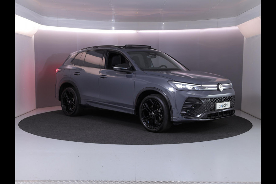 Volkswagen Tiguan 1.5 eHybrid R-Line Edition 204 pk Automaat (DSG) | Verlengde garantie | Navigatie | Panoramadak | Trekhaak (wegklapbaar) | Parkeersensoren (Park assist) | Rondomzicht camera | Black Style pakket | R-Line |
