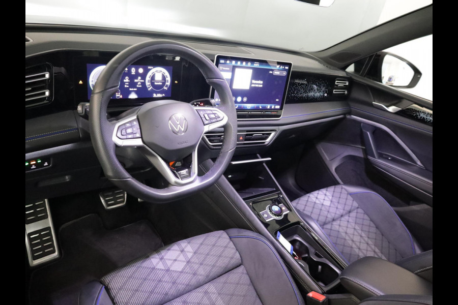 Volkswagen Tiguan 1.5 eHybrid R-Line Edition 204 pk Automaat (DSG) | Verlengde garantie | Navigatie | Panoramadak | Trekhaak (wegklapbaar) | Parkeersensoren (Park assist) | Rondomzicht camera | Black Style pakket | R-Line |