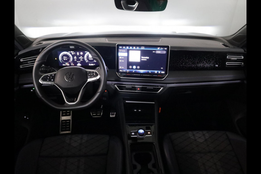 Volkswagen Tiguan 1.5 eHybrid R-Line Edition 204 pk Automaat (DSG) | Verlengde garantie | Navigatie | Panoramadak | Trekhaak (wegklapbaar) | Parkeersensoren (Park assist) | Rondomzicht camera | Black Style pakket | R-Line |