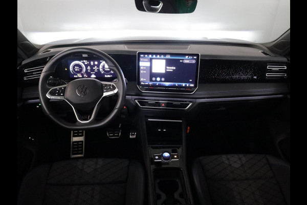 Volkswagen Tiguan 1.5 eHybrid R-Line Edition 204 pk Automaat (DSG) | Verlengde garantie | Navigatie | Panoramadak | Trekhaak (wegklapbaar) | Parkeersensoren (Park assist) | Rondomzicht camera | Black Style pakket | R-Line |