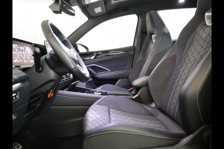 Volkswagen Tiguan 1.5 eHybrid R-Line Edition 204 pk Automaat (DSG) | Verlengde garantie | Navigatie | Panoramadak | Trekhaak (wegklapbaar) | Parkeersensoren (Park assist) | Rondomzicht camera | Black Style pakket | R-Line |