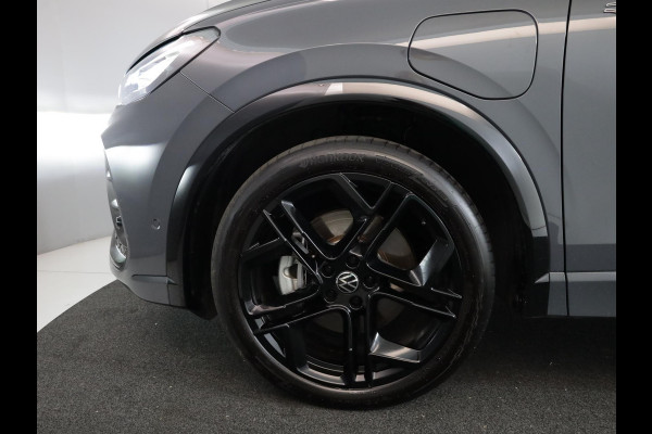 Volkswagen Tiguan 1.5 eHybrid R-Line Edition 204 pk Automaat (DSG) | Verlengde garantie | Navigatie | Panoramadak | Trekhaak (wegklapbaar) | Parkeersensoren (Park assist) | Rondomzicht camera | Black Style pakket | R-Line |