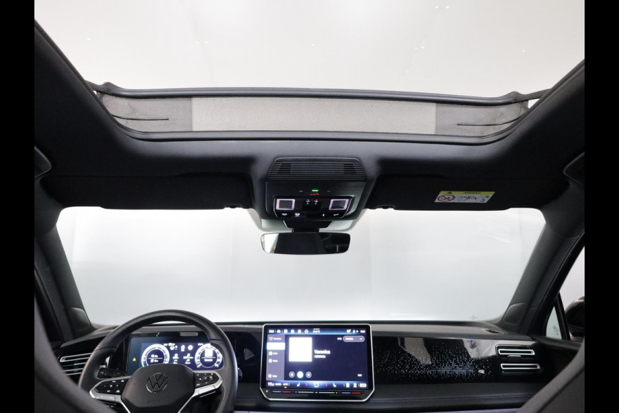 Volkswagen Tiguan 1.5 eHybrid R-Line Edition 204 pk Automaat (DSG) | Verlengde garantie | Navigatie | Panoramadak | Trekhaak (wegklapbaar) | Parkeersensoren (Park assist) | Rondomzicht camera | Black Style pakket | R-Line |