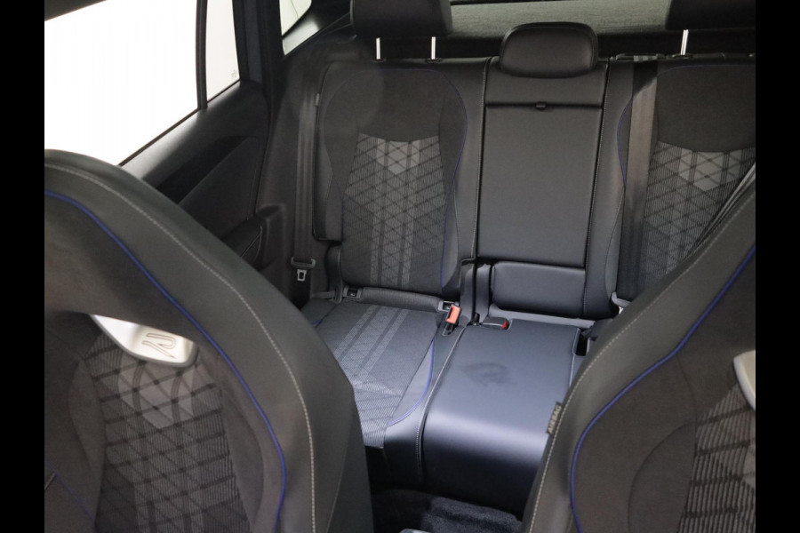 Volkswagen Tiguan 1.5 eHybrid R-Line Edition 204 pk Automaat (DSG) | Verlengde garantie | Navigatie | Panoramadak | Trekhaak (wegklapbaar) | Parkeersensoren (Park assist) | Rondomzicht camera | Black Style pakket | R-Line |
