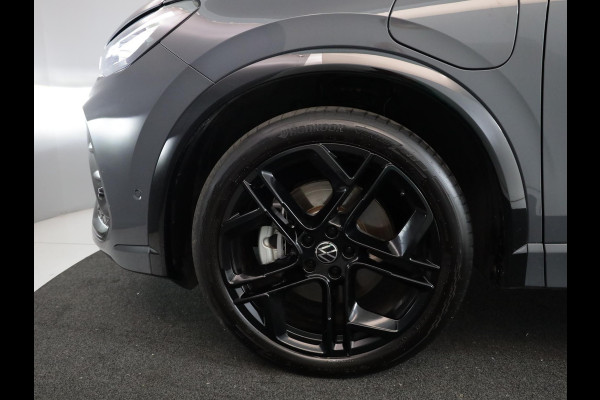Volkswagen Tiguan 1.5 eHybrid R-Line Edition 204 pk Automaat (DSG) | Verlengde garantie | Navigatie | Panoramadak | Trekhaak (wegklapbaar) | Parkeersensoren (Park assist) | Rondomzicht camera | Black Style pakket | R-Line |