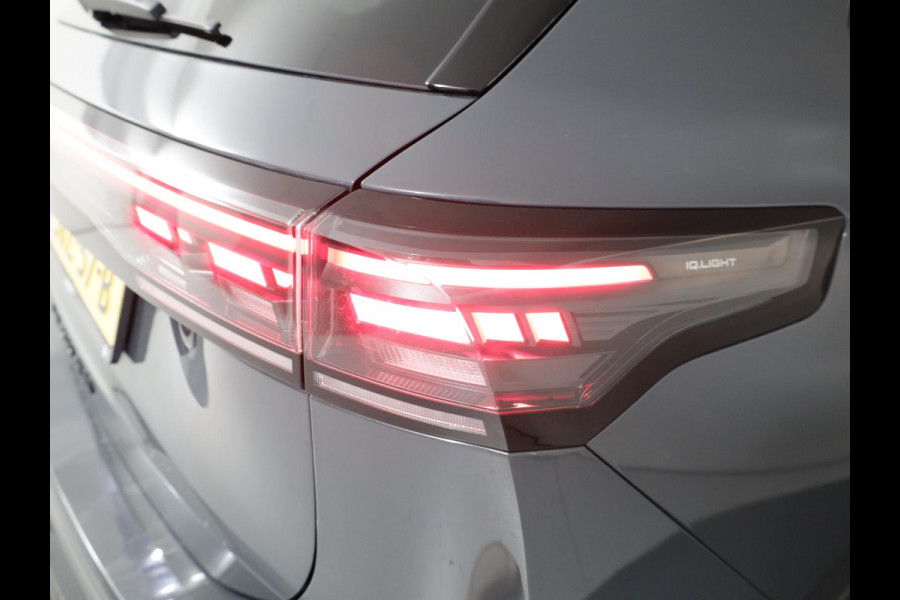 Volkswagen Tiguan 1.5 eHybrid R-Line Edition 204 pk Automaat (DSG) | Verlengde garantie | Navigatie | Panoramadak | Trekhaak (wegklapbaar) | Parkeersensoren (Park assist) | Rondomzicht camera | Black Style pakket | R-Line |