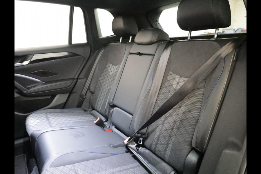 Volkswagen Tiguan 1.5 eHybrid R-Line Edition 204 pk Automaat (DSG) | Verlengde garantie | Navigatie | Panoramadak | Trekhaak (wegklapbaar) | Parkeersensoren (Park assist) | Rondomzicht camera | Black Style pakket | R-Line |