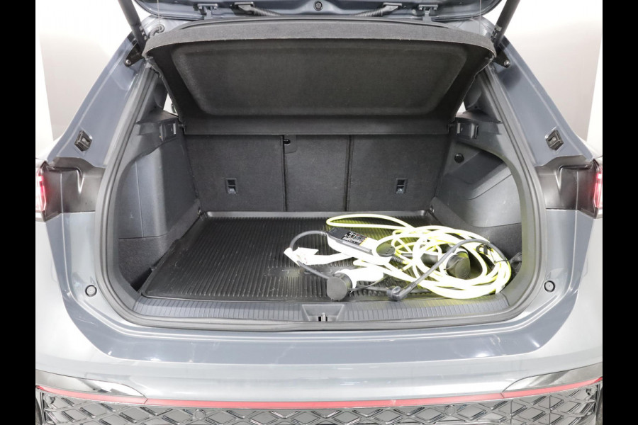 Volkswagen Tiguan 1.5 eHybrid R-Line Edition 204 pk Automaat (DSG) | Verlengde garantie | Navigatie | Panoramadak | Trekhaak (wegklapbaar) | Parkeersensoren (Park assist) | Rondomzicht camera | Black Style pakket | R-Line |