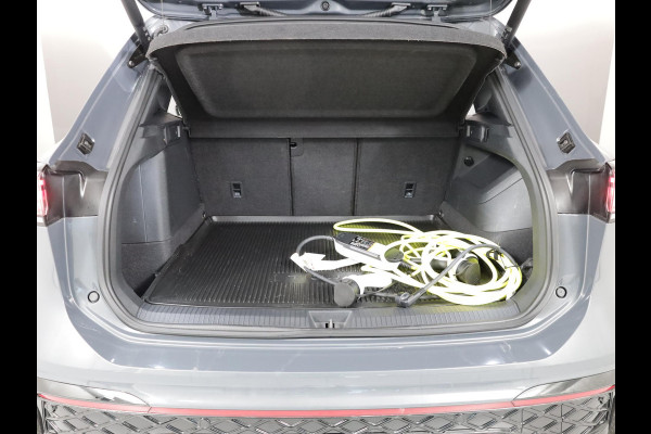 Volkswagen Tiguan 1.5 eHybrid R-Line Edition 204 pk Automaat (DSG) | Verlengde garantie | Navigatie | Panoramadak | Trekhaak (wegklapbaar) | Parkeersensoren (Park assist) | Rondomzicht camera | Black Style pakket | R-Line |