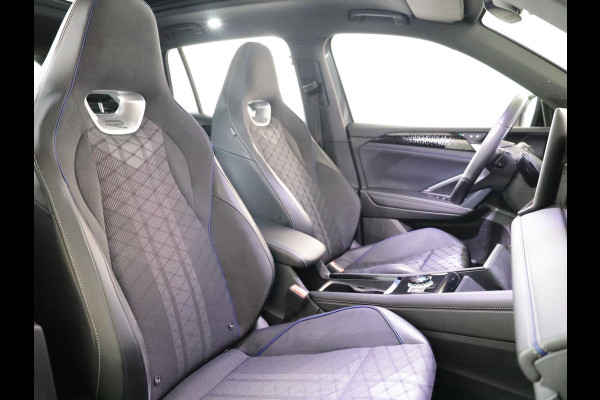 Volkswagen Tiguan 1.5 eHybrid R-Line Edition 204 pk Automaat (DSG) | Verlengde garantie | Navigatie | Panoramadak | Trekhaak (wegklapbaar) | Parkeersensoren (Park assist) | Rondomzicht camera | Black Style pakket | R-Line |