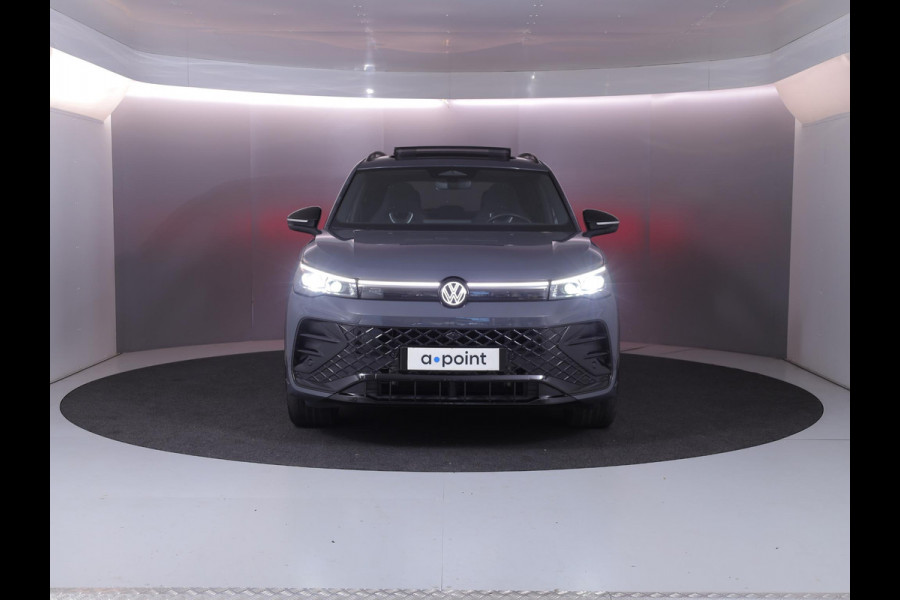 Volkswagen Tiguan 1.5 eHybrid R-Line Edition 204 pk Automaat (DSG) | Verlengde garantie | Navigatie | Panoramadak | Trekhaak (wegklapbaar) | Parkeersensoren (Park assist) | Rondomzicht camera | Black Style pakket | R-Line |