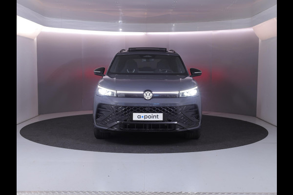 Volkswagen Tiguan 1.5 eHybrid R-Line Edition 204 pk Automaat (DSG) | Verlengde garantie | Navigatie | Panoramadak | Trekhaak (wegklapbaar) | Parkeersensoren (Park assist) | Rondomzicht camera | Black Style pakket | R-Line |