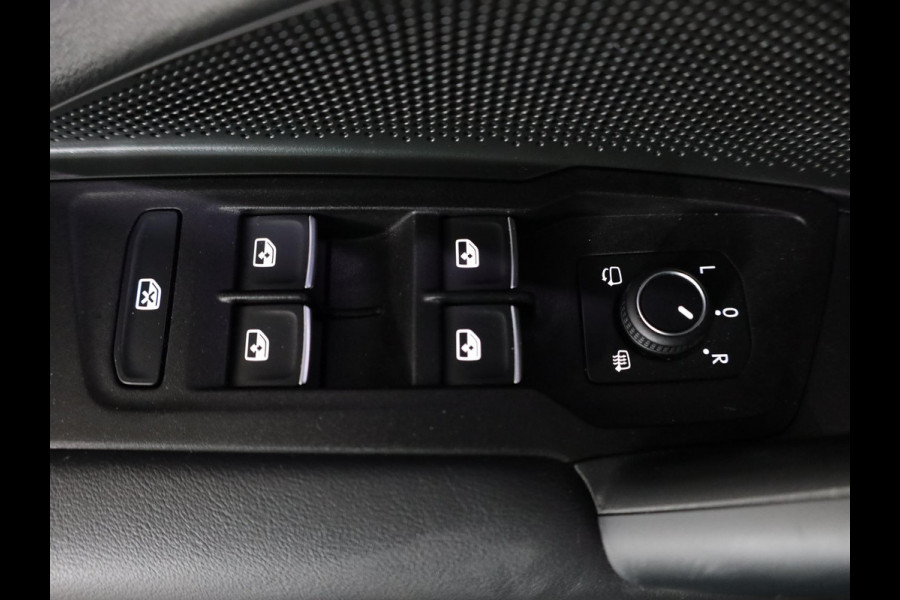 Volkswagen Tiguan 1.5 eHybrid R-Line Edition 204 pk Automaat (DSG) | Verlengde garantie | Navigatie | Panoramadak | Trekhaak (wegklapbaar) | Parkeersensoren (Park assist) | Rondomzicht camera | Black Style pakket | R-Line |
