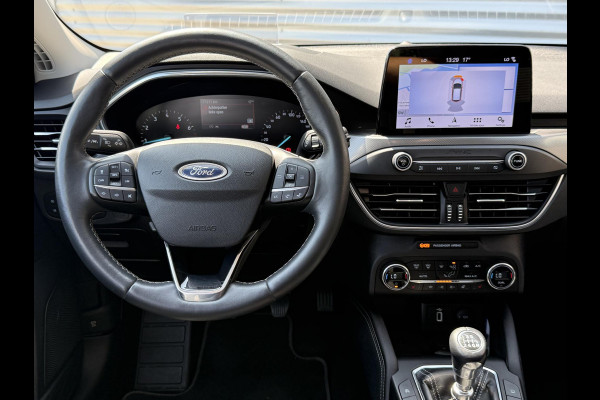 Ford FOCUS Wagon 1.0 EcoBoost Titanium Business 2e Eigenaar|Pano|Stoel+stuurverw|Adap Cruise|Carplay|HUD|Dealer Onderhouden|Camera|Clima|PDC V+A|Trekhaak|LM velgen|Navi|Elek Ramen|N.A.P.|APK tot 07-2027