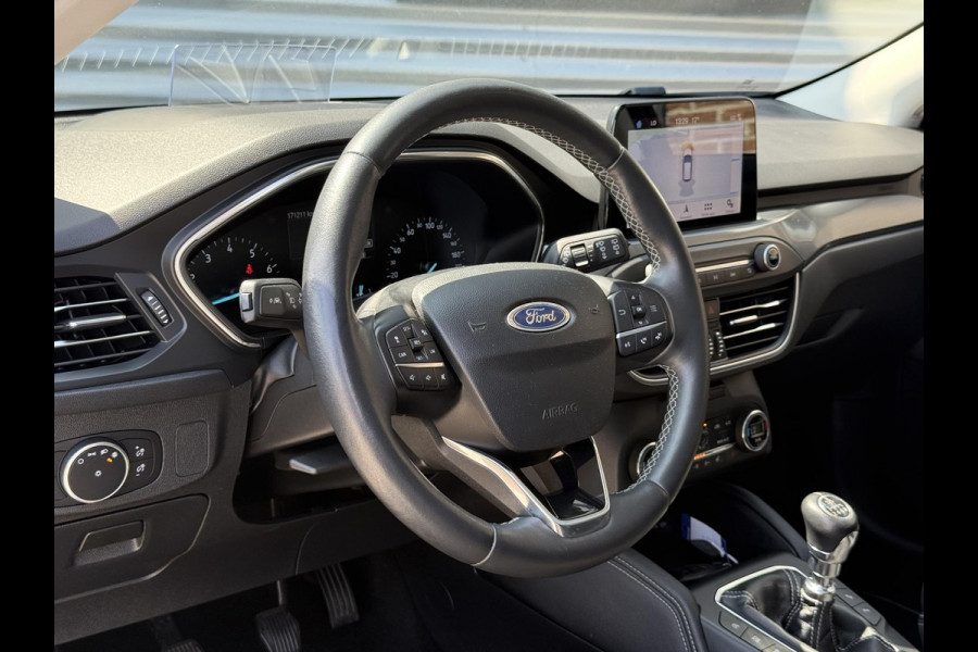 Ford FOCUS Wagon 1.0 EcoBoost Titanium Business 2e Eigenaar|Pano|Stoel+stuurverw|Adap Cruise|Carplay|HUD|Dealer Onderhouden|Camera|Clima|PDC V+A|Trekhaak|LM velgen|Navi|Elek Ramen|N.A.P.|APK tot 07-2027