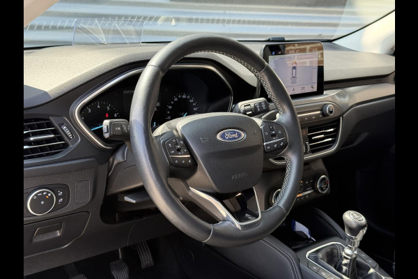 Ford FOCUS Wagon 1.0 EcoBoost Titanium Business 2e Eigenaar|Pano|Stoel+stuurverw|Adap Cruise|Carplay|HUD|Dealer Onderhouden|Camera|Clima|PDC V+A|Trekhaak|LM velgen|Navi|Elek Ramen|N.A.P.|APK tot 07-2027