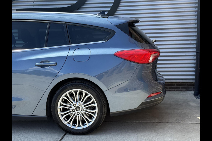 Ford FOCUS Wagon 1.0 EcoBoost Titanium Business 2e Eigenaar|Pano|Stoel+stuurverw|Adap Cruise|Carplay|HUD|Dealer Onderhouden|Camera|Clima|PDC V+A|Trekhaak|LM velgen|Navi|Elek Ramen|N.A.P.|APK tot 07-2027