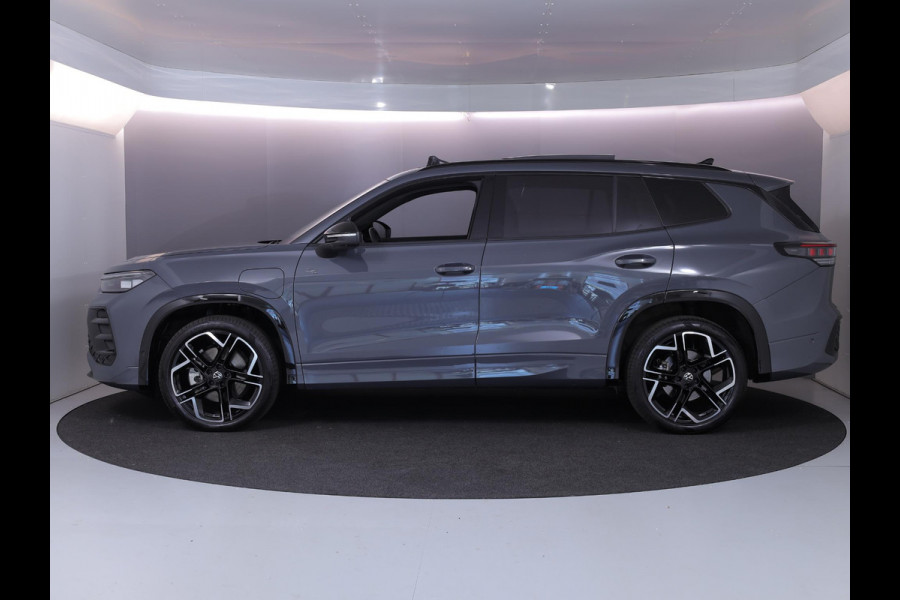 Volkswagen Tayron 1.5 eHybrid R-Line Edition 204 pk Automaat (DSG) | Verlengde garantie | Navigatie | Panoramadak | Trekhaak (wegklapbaar) | Parkeersensoren (Park assist) | Rondomzicht camera | Black Style pakket | R-Line |