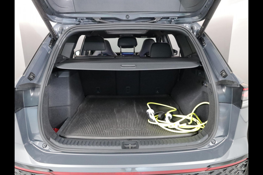 Volkswagen Tayron 1.5 eHybrid R-Line Edition 204 pk Automaat (DSG) | Verlengde garantie | Navigatie | Panoramadak | Trekhaak (wegklapbaar) | Parkeersensoren (Park assist) | Rondomzicht camera | Black Style pakket | R-Line |