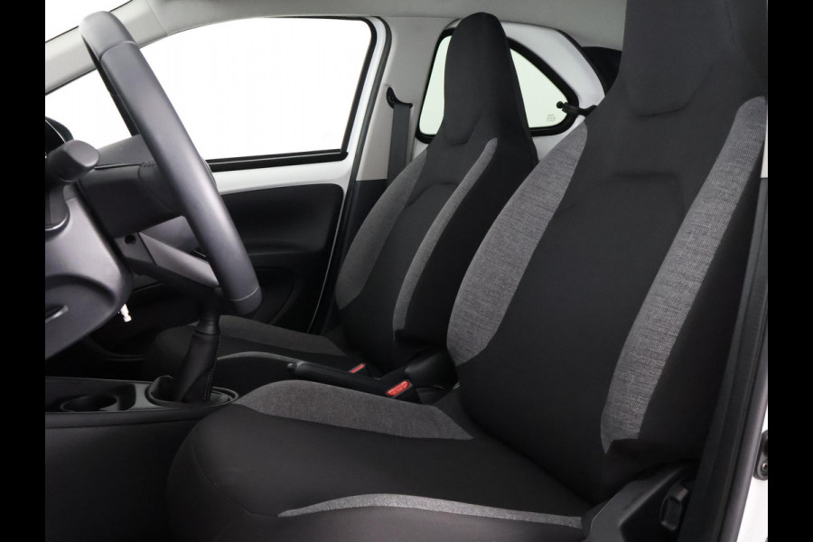 Toyota Aygo X 1.0 VVT-i MT Play Sport | Apple Carplay & AndroidAUTO | Airco | Camera | Privacy Glass | *DEMO*