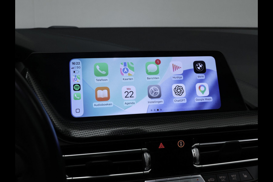 BMW 1-serie 118i Executive Edition M Sport (SCHUIFDAK,APPLE CARPLAY,NAVI,SFEERVERLICHTING,SPOILER,CLIMATE,CRUISE,GETINT,LM VELGEN)