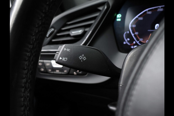 BMW 1-serie 118i Executive Edition M Sport (SCHUIFDAK,APPLE CARPLAY,NAVI,SFEERVERLICHTING,SPOILER,CLIMATE,CRUISE,GETINT,LM VELGEN)