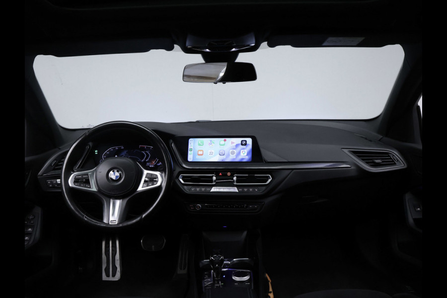 BMW 1-serie 118i Executive Edition M Sport (SCHUIFDAK,APPLE CARPLAY,NAVI,SFEERVERLICHTING,SPOILER,CLIMATE,CRUISE,GETINT,LM VELGEN)