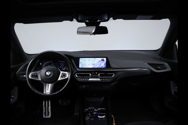 BMW 1-serie 118i Executive Edition M Sport (SCHUIFDAK,APPLE CARPLAY,NAVI,SFEERVERLICHTING,SPOILER,CLIMATE,CRUISE,GETINT,LM VELGEN)