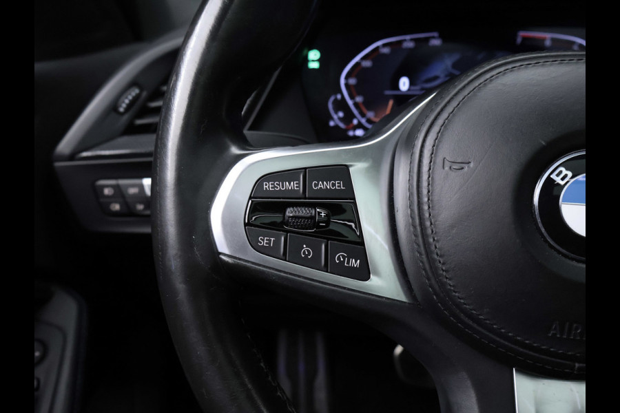 BMW 1-serie 118i Executive Edition M Sport (SCHUIFDAK,APPLE CARPLAY,NAVI,SFEERVERLICHTING,SPOILER,CLIMATE,CRUISE,GETINT,LM VELGEN)