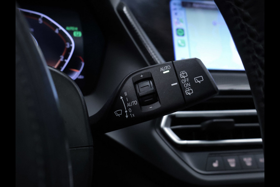 BMW 1-serie 118i Executive Edition M Sport (SCHUIFDAK,APPLE CARPLAY,NAVI,SFEERVERLICHTING,SPOILER,CLIMATE,CRUISE,GETINT,LM VELGEN)