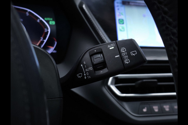 BMW 1-serie 118i Executive Edition M Sport (SCHUIFDAK,APPLE CARPLAY,NAVI,SFEERVERLICHTING,SPOILER,CLIMATE,CRUISE,GETINT,LM VELGEN)