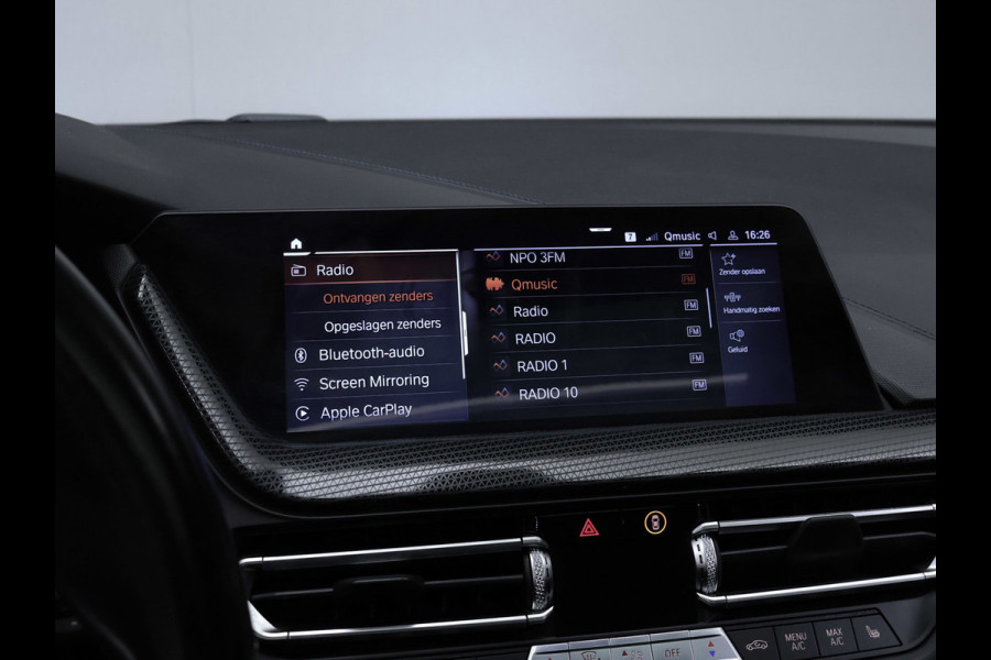 BMW 1-serie 118i Executive Edition M Sport (SCHUIFDAK,APPLE CARPLAY,NAVI,SFEERVERLICHTING,SPOILER,CLIMATE,CRUISE,GETINT,LM VELGEN)