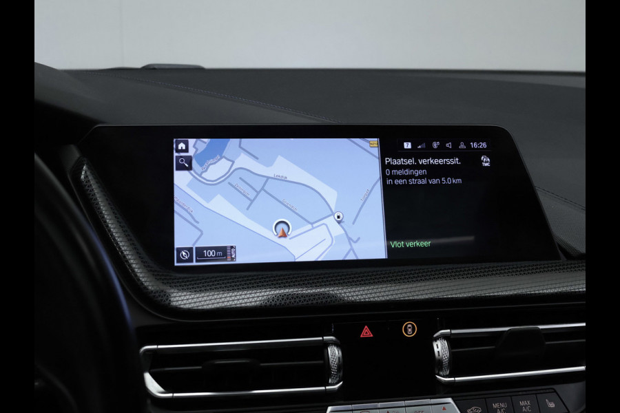 BMW 1-serie 118i Executive Edition M Sport (SCHUIFDAK,APPLE CARPLAY,NAVI,SFEERVERLICHTING,SPOILER,CLIMATE,CRUISE,GETINT,LM VELGEN)